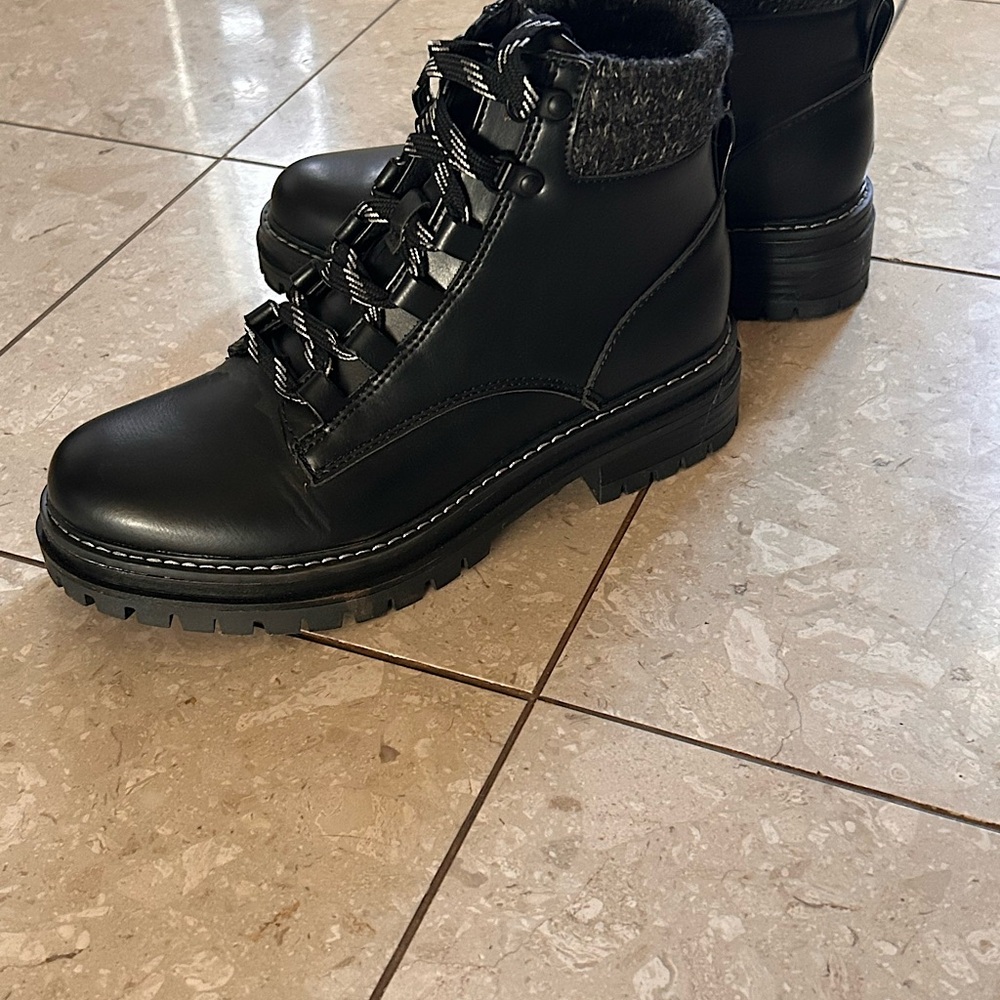 Black size 7.5 womens boots